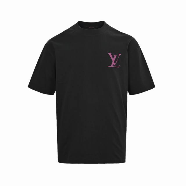 Louis Vuitton 路易威登 25Ss 大字母贴布短袖 面料采用定制300G 26支特滑双股精棉平纹高密无尘全棉布料。前幅高密度加厚，走线平整，代工品质