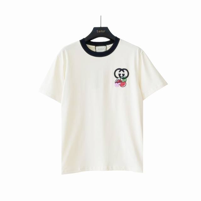 实拍细节图+细节图 Gucci 古驰 双Glogo樱桃吊坠短袖T桖 伦敦艺术家兼插画师Hattie Stewar的创意设计，为品早秋系列添注盎然活力和俏皮之感。