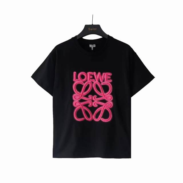 实拍细节图+尺码表 Loewe 罗意威 霓虹刺绣荧光粉短袖T桖 Logo精致升级，灵感源自八十年代复古 原版面料 官方同款 定制280克同缸染面料 手感非常舒服