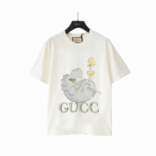 实拍细节图+尺码表 Gucci古驰 趣味卡通嬉戏的河马圆领短袖 无感印花 早春系列高克重短袖 选用客供定制针织100%纯棉面打造,面料手感细腻，厚实有质感的纯棉