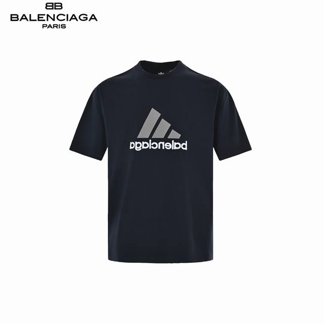 Balenciaga 巴黎世家&阿迪 镜像绣花短袖 采用32支双纱 260克重面料 进口针织针梳棉进行制作，厚度适中，有垂感又有轮廓型，上身就是一个舒适！！对微
