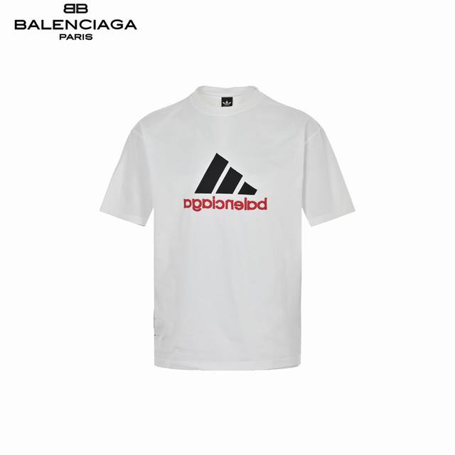Balenciaga 巴黎世家&阿迪 镜像绣花短袖 采用32支双纱 260克重面料 进口针织针梳棉进行制作，厚度适中，有垂感又有轮廓型，上身就是一个舒适！！对微