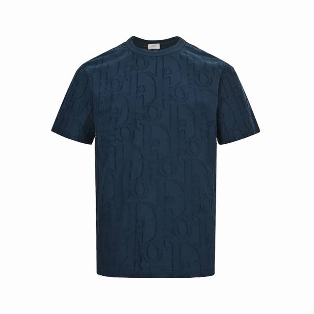 Dior 迪奥 25Ss 满幅老花提花短袖 Dior新款 T 恤是二零二五秋季男装系列新品，饰以经典的 Oblique 印花。采用深蓝色棉质平纹针织面料精心制作