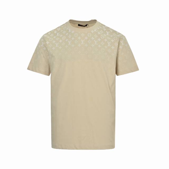 Louis Vuitton 路易威登 25Ss 经典老花渐变印花短袖 Lv 新款 T 恤为轻盈棉质针织铺陈全幅 Monogram Gradient 图案，展现