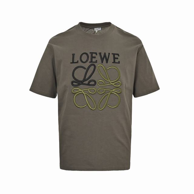 Loewe 罗意威 22Ss 刺绣徽标Logo短袖 定制26S双纱无尘棉面料，采用1×2双纱螺纹，克重220G。前幅图案为全刺绣，Logo刺绣采用万针刺绣，定位