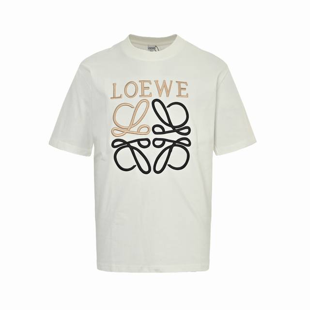 Loewe 罗意威 22Ss 刺绣徽标Logo短袖 定制26S双纱无尘棉面料，采用1×2双纱螺纹，克重220G。前幅图案为全刺绣，Logo刺绣采用万针刺绣，定位