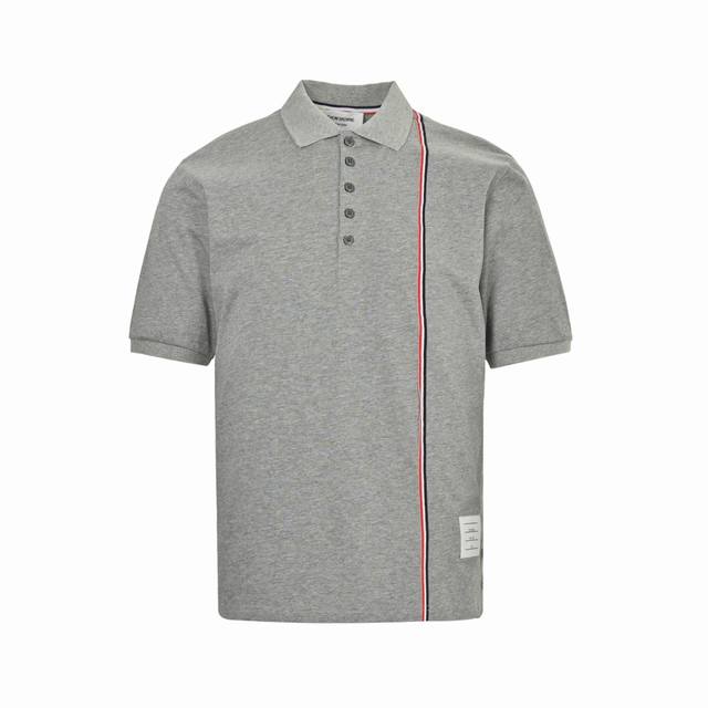 Thom Browne 汤姆布朗 侧织带珠地棉Polo短袖 面料甄选32支双纱全棉珠地棉克重 克，还原原版，前片胸口织带采用色织工艺，需要将织带织进面料中，起订