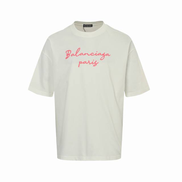 Balenciaga 巴黎世家 25Ss 粉色字母压胶短袖 面料采用定制240G 26支特滑双股精棉平纹高密无尘全棉布料。前幅高密度加厚，走线平整，代工品质，全