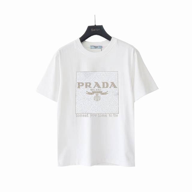 实拍细节图+细节图 Prada 普拉达 大幅拼色字母三角标烫钻 原版面料 官方同款 短袖T恤 定制 300克 手感非常舒服 春夏最新砖柜同步 时尚又个性 超级百