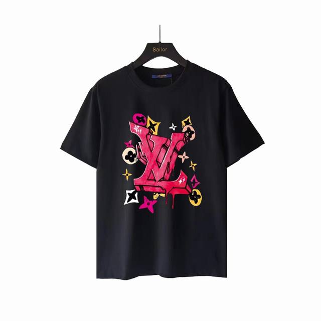 实拍细节图 +尺码表 Louis Vuit*On 路易威登 24S红L八方来财Logo短袖 T桖 面料：洗水精梳紧密棉盖棉260 柔顺手感 宽松版型设计 男女同