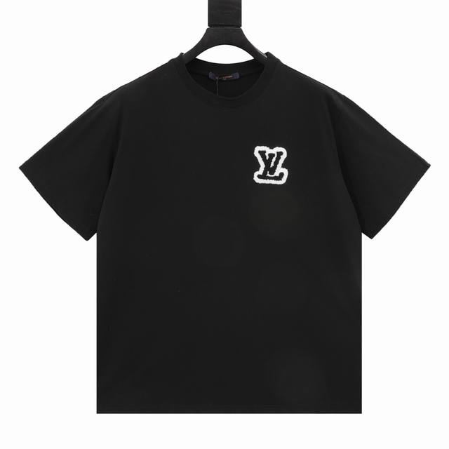 Louisvuitton 路易威登 胸前老花Logo植绒刺绣短袖T恤 标志性的品牌标识元素,以绚丽色彩渲染点缀夏季的青春穿着.又一款大刷存在感的精品T,再次重回