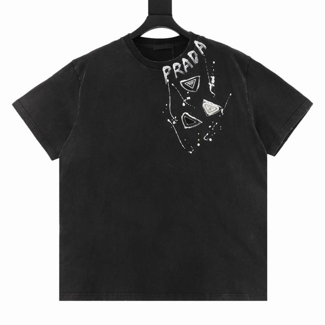 Prada 普拉达 手绘字母水洗三角标圆领短袖 定制高克重 针织棉面料精心制作，手感特别的扎实，质感拉满，松软细腻上身舒适，优越的吸湿排汗性能，不闷热！胸前草写