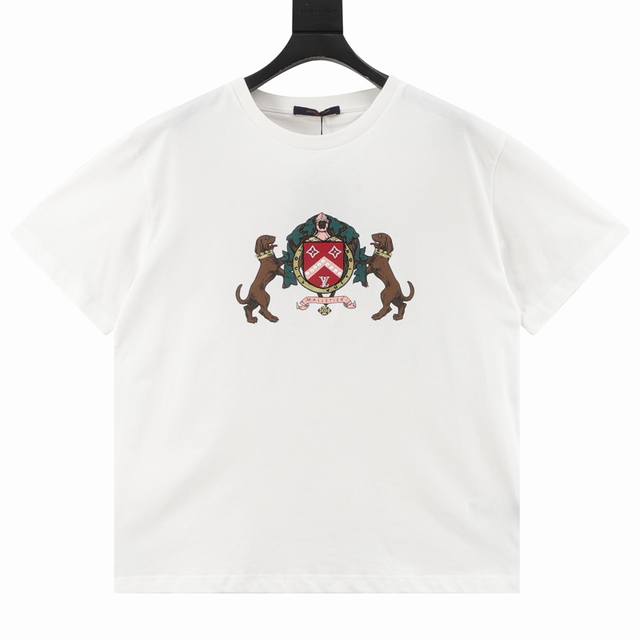 Louis Vuitton 路易威登 双狗徽标短袖 工艺说明：采用15S平织优质棉，230G；搭配32S双纱拉架螺纹，300G。面料采用平纹组织方式织造的品质优