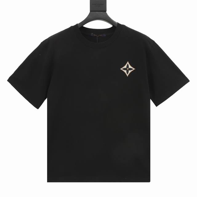 Louis Vuitton 路易威登 老花四叶草刺绣短袖 胸前高密立体刺绣Logo 原版1:1针织纯棉280克重面料 同色定制色织色染高密度螺纹 采用进口田岛高