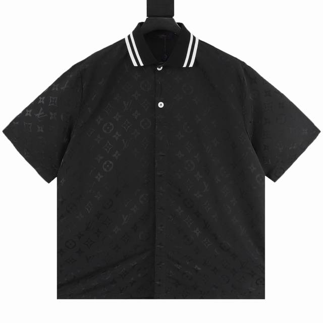 Louis Vuitton 路易威登 Monogram提花工艺套装衬衣 男士时尚休闲夏日沙滩套装。路易家族的新高端，细节品质永远的那么完美无瑕，创意设计层出不穷