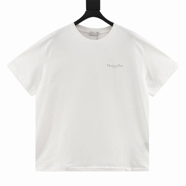 Dior 迪奥 字母印花圆领短袖 采用10S加密加力棉麻面料，250G；搭配26S1×1螺纹，200G。棉麻在外观生既保持了麻织物独特的粗犷挺括风格，又具有棉织