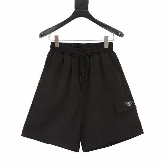 Prada 普拉达25Ss 经典口袋金属短裤 弹力腰围抽绳设计，完全不挑人的上身，侧边金属Logo三角牌点缀，原版开发，上身效果超好。 尺码：Xs-L