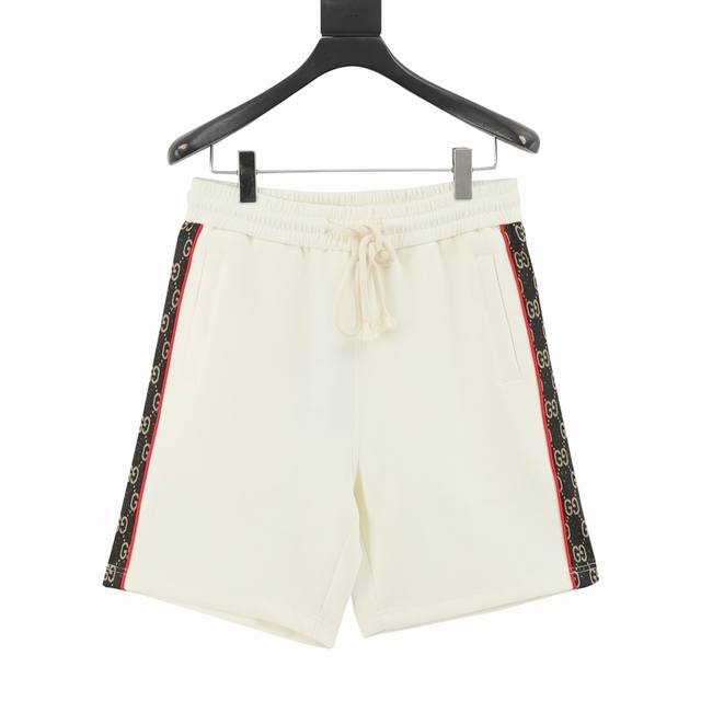 Gucci 古驰 25Ss 侧边双G织带拼接短裤 2025Ss新款平纹针织棉布短裤，黑色毛圈定制针织面料， 采用威化布织法，超高端针织工艺，版型紧致立体，定制裤