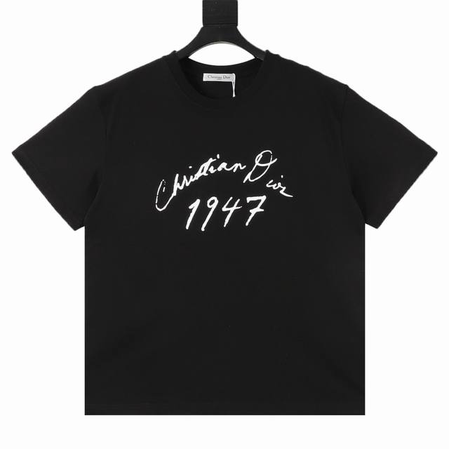 Dior 迪奥 47Logo标语印花情侣款短袖Tee 1947系列今日份搭配推荐 高级优雅的短袖T恤，炽热街头的夏日情侣款 永远为无性别穿搭打Call 字母Lo