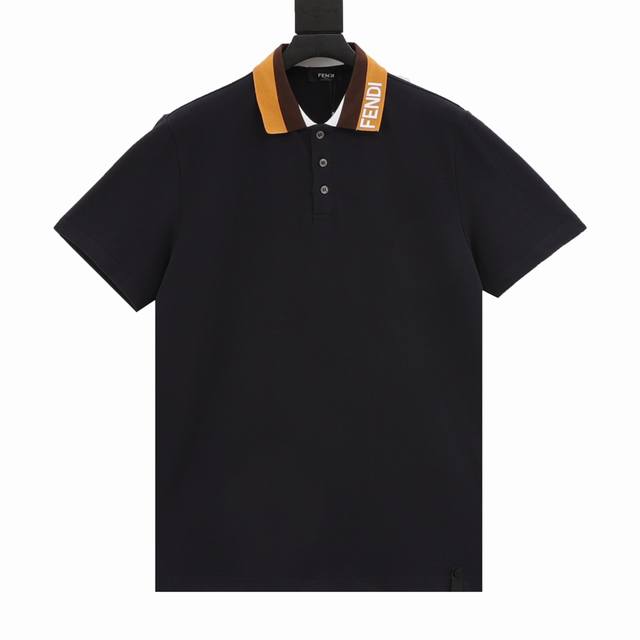 Fendi 芬迪 领口织带字母短袖Polo衫 选用棉质珠地网眼布打造，定制材质260G长绒棉，衣领为双系统提花定织扁机制成，有弹性，不变形，衣服全部原生布捆边，