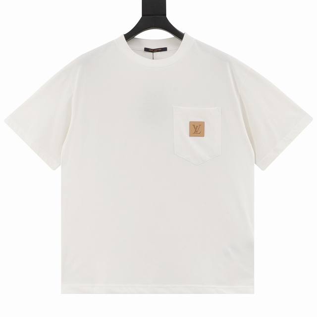 Louis Vuitton 路易威登 胸口小标短袖 秀场版型、胸前呈现 Marque L. Vuitton Deposee 珠饰刺绣、后部翻转效果、标签点缀珠饰
