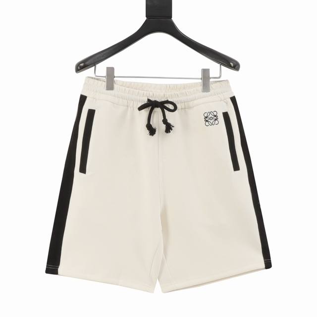 Loewe 罗意威 25Ss 小标Logo拼色织带刺绣针织短裤 2025最新款休闲短裤定制太空棉面料，采用双拼色搭配新颖别致。 品牌标识刺绣Logo标点缀！款式