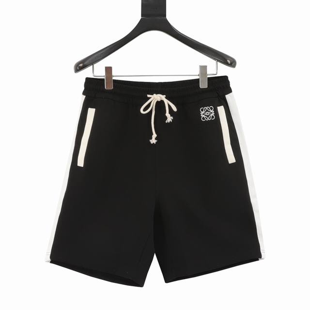 Loewe 罗意威 25Ss 小标Logo拼色织带刺绣针织短裤 2025最新款休闲短裤定制太空棉面料，采用双拼色搭配新颖别致。 品牌标识刺绣Logo标点缀！款式