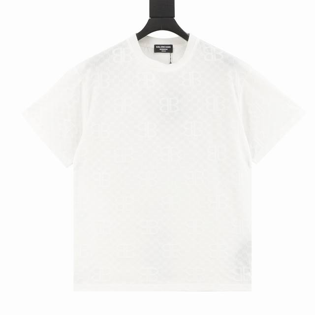 Balenciaga 巴黎世家 25Ss 暗纹满印双B提花短袖T恤 32S双纱1*1螺纹，面料螺纹同缸定染。进口提花机织造而成的提花面料，利用各种提花构造， 使