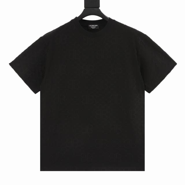 Balenciaga 巴黎世家 25Ss 暗纹满印双B提花短袖T恤 32S双纱1*1螺纹，面料螺纹同缸定染。进口提花机织造而成的提花面料，利用各种提花构造， 使