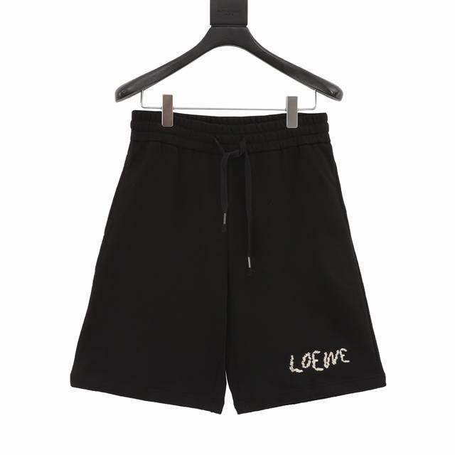 Loewe 罗意威 口袋拼接贴布Logo刺绣短裤 面料采用400G纯棉毛圈面料，订染颜色后整蚀毛处理， 对照原版做丝滑超柔处理，布面肌理股线清晰明显， 前幅裤腿