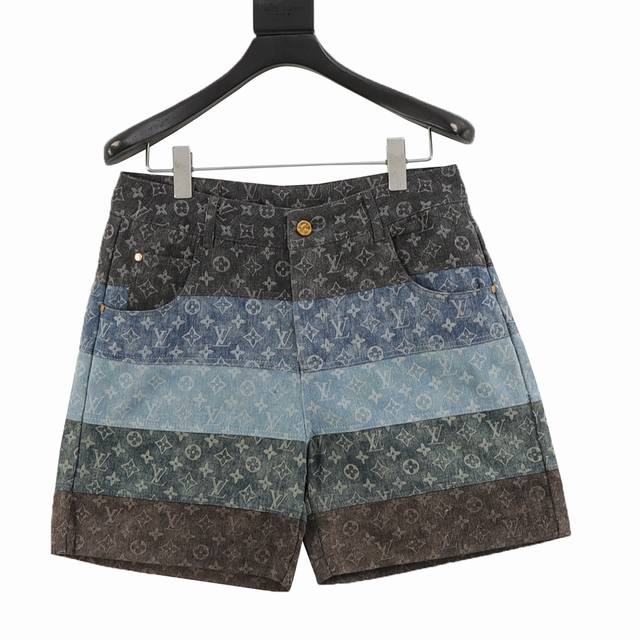 Louis Vuitton 路易威登 满印拼接牛仔短裤 Monogram 以活力运动剪裁解构牛仔工装设计。拉链可将风帽束紧至领口高处，搭配正面斜插贴袋和弹力下摆