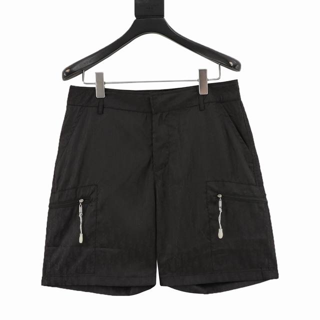 Dior 迪奥 暗纹老花满印拉链短裤 面料采用定制梭织面料，对照原版做丝滑超柔处理，布面肌理股线清晰明显，垂感一级棒，做工精致都到达外贸出口标准，一公分4.5针