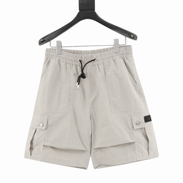Dior 迪奥 工装口袋徽标短裤 面料采用定制梭织面料，对照原版做丝滑超柔处理，布面肌理股线清晰明显，垂感一级棒，做工精致都到达外贸出口标准，一公分4.5针，每