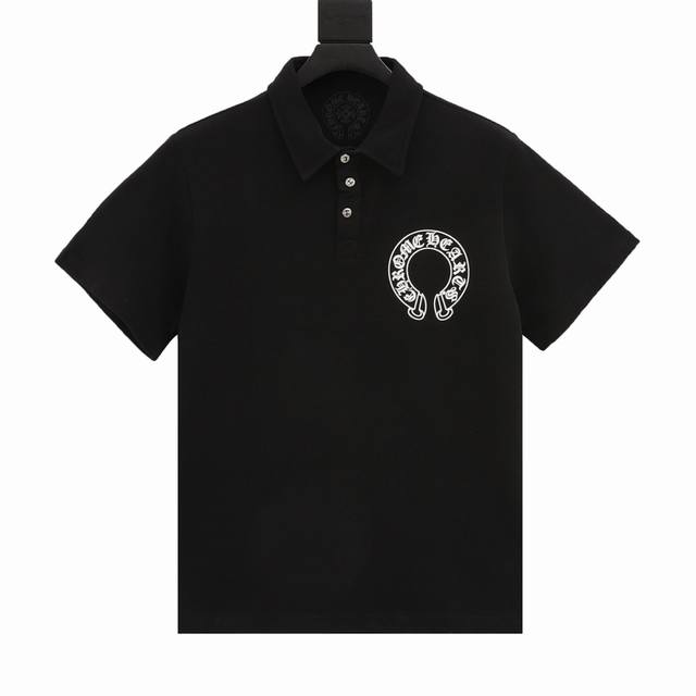 Chromehearts 克罗心 马蹄印花短袖Polo衫 选用棉质珠地网眼布打造，定制材质260G长绒棉，衣领为双系统提花定织扁机制成，有弹性，不变形，衣服全部