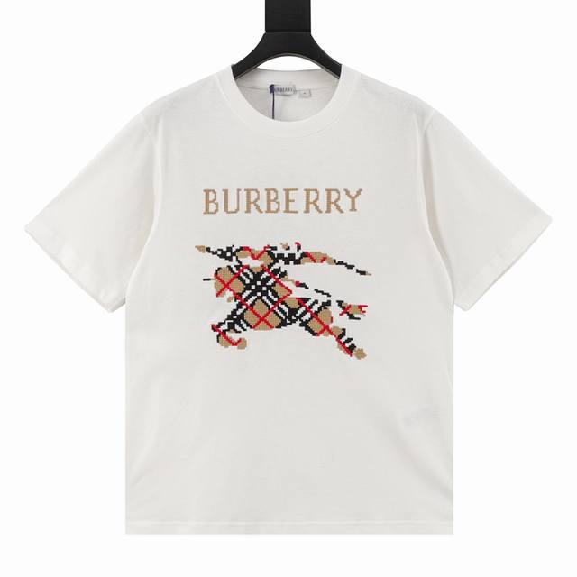 Burberry* 巴宝莉格子战马圆领短袖 采用15S精棉平纹，230G；搭配 32S双纱拉架螺纹，300G。精棉面料通常具有较好的吸湿性、透气性、耐磨性，同时