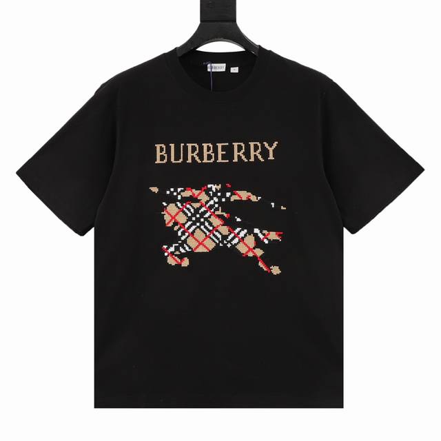 Burberry* 巴宝莉格子战马圆领短袖 采用15S精棉平纹，230G；搭配 32S双纱拉架螺纹，300G。精棉面料通常具有较好的吸湿性、透气性、耐磨性，同时
