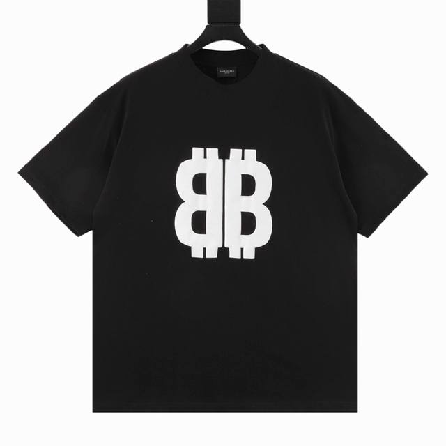 Balenciaga 巴黎世家 发泡字母Bb印花短袖 面料采用定织定染全棉平纹布 手感柔软舒适顺滑。工艺采用康丽直喷印花 效果立体 成衣洗水做旧处理。版型宽松百