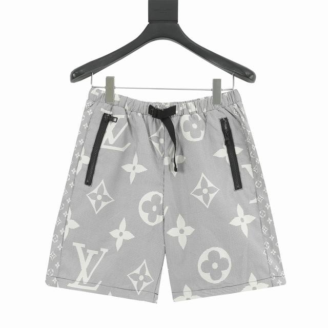 Louisvuitton 路易威登 老花轻薄短裤 原版购入，第一时间打版。面料为定制密纺科技面料轻薄面，上身丝滑透气。红外线定位裁剪，工装裤型设计，上身无敌百搭