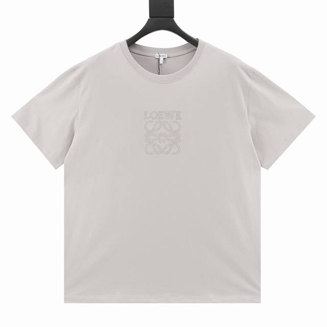 Loewe 罗意威 胸前大刺绣短袖T恤 精选260G棉质双纱面料打造。好打理，柔软舒服。胸前大Logo徽标 进口机绣立体绣工艺 绣花立体饱满 亲肤感巨好~男女同
