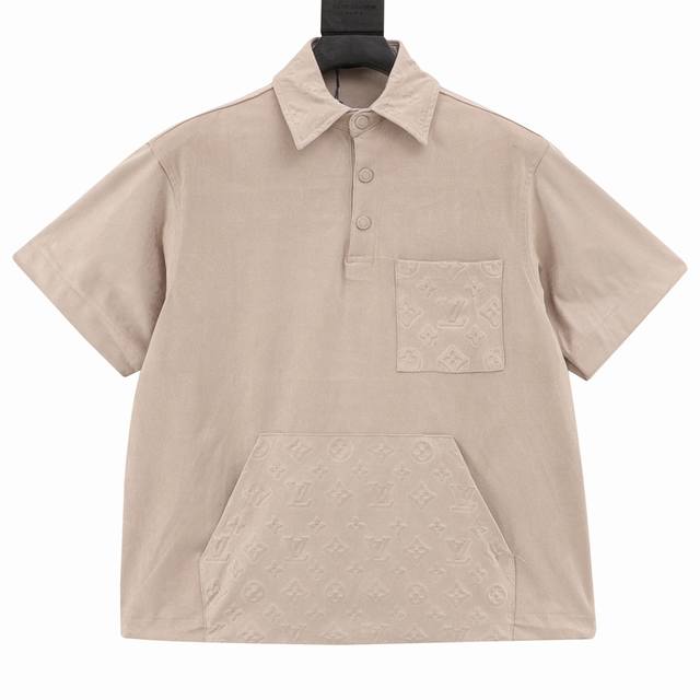 Louisvuitton 路易威登 口袋老花绒皮衬衫短袖 定制绒皮植绒衬衫短袖，采用高支超高密平纹底部定染偏蓝光黑，使底部跟花型颜色形成反差，花型处采用进口绒才