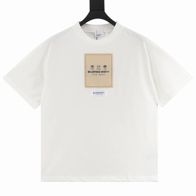 Burberry 巴宝莉 胸前贴布标签短袖T恤 精选260G棉质面料打造。装饰品牌标签印花饰牌贴花， 致敬品牌探索历史，其中的文字摘录自 Thomas 所著 开