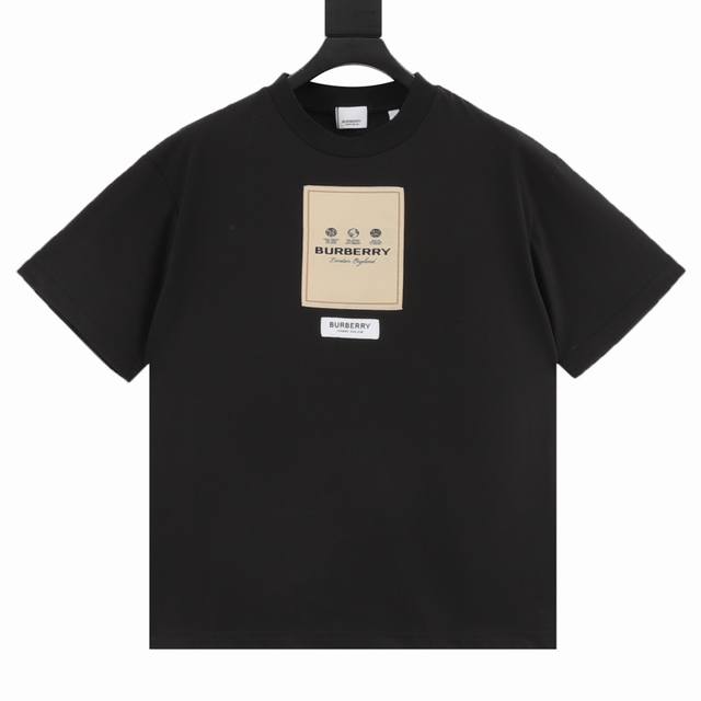 Burberry 巴宝莉 胸前贴布标签短袖T恤 精选260G棉质面料打造。装饰品牌标签印花饰牌贴花， 致敬品牌探索历史，其中的文字摘录自 Thomas 所著 开