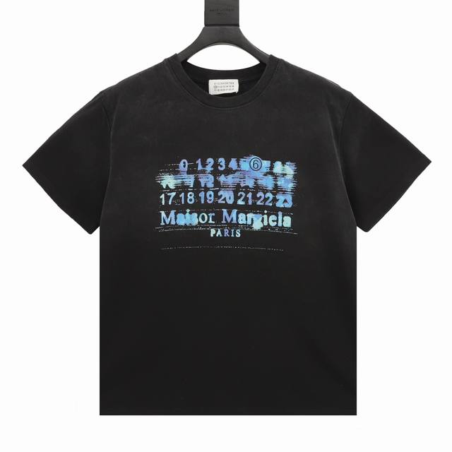 Mm6 水洗数字印花圆领短袖 重工洗水，喷马骝十炒盐，独家定织定染高克重紧密精梳棉面料，春夏最新砖柜同步 时尚又个性 百搭好看的一款，男女都非常合适 人手必备款