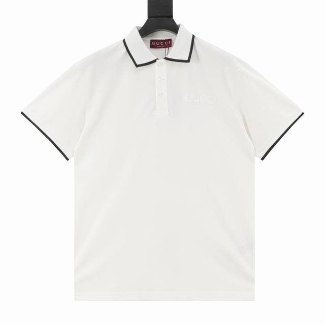 Gucci 古驰 25Ss 领拼字母贴布刺绣短袖Polo杉 选用定制珠地面料，奠定衣物高品质基础。珠地布有着特殊的蜂巢状透气结构， 带来良好的吸湿透气性，即使在