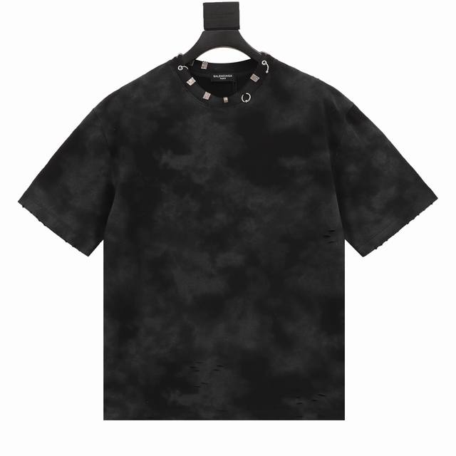Balenciagag 巴黎世家 铆钉穿刺水洗破洞短袖 定织定染国标高支高密280克重磅面料，380克双纱十字罗纹，螺纹采用同缸染色，颜色一致无色差，水洗不易不