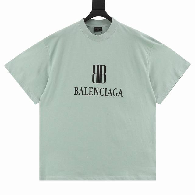 Balenciaga 巴黎世家 双B字母印花圆领短袖 采用双纱平纹，100%棉，32支双纱棉高密布，面料用的是国产新疆优质棉纱，新疆棉花是国产棉花中公认的优等材