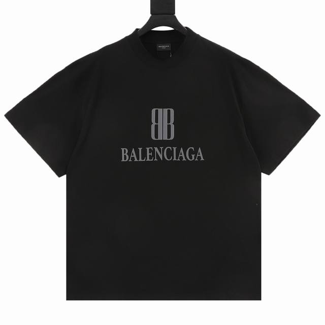 Balenciaga 巴黎世家 双B字母印花圆领短袖 采用双纱平纹，100%棉，32支双纱棉高密布，面料用的是国产新疆优质棉纱，新疆棉花是国产棉花中公认的优等材