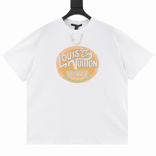 Louis Vuitton 25Ss链条飞行印章短袖T恤 本款T恤以柔软棉质针织塑造经典直身版型，为正面的手写体标识融入霓虹视效，巧妙致意 2025 春夏秀场的