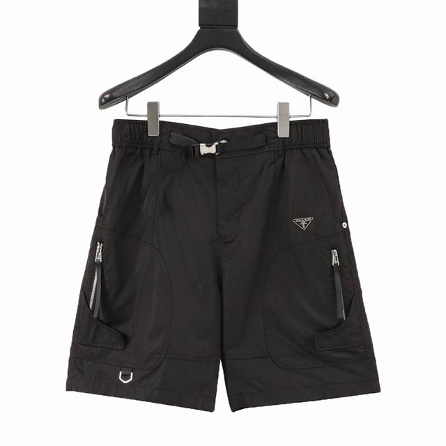 Prada 普拉达 三角标拉链口袋短裤 定织定染高密平纹混纺面料 裤型融合工装风格又不失优雅 两侧搭配热切割织带 原版1：1定制 腰部硅胶3Dlogo牌 裤脚锌