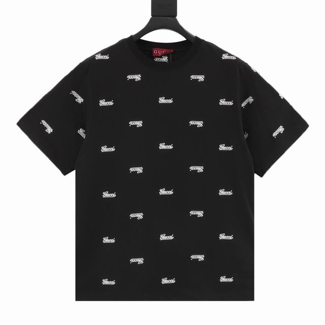 Gucci 古驰 24Ss 满幅刺绣Logo短袖 早秋系列以现代视角焕新诠释品牌经典设计元素和精致图案。这款休闲T恤以质地柔软的针织棉匠心打造，通体缀饰手写体G